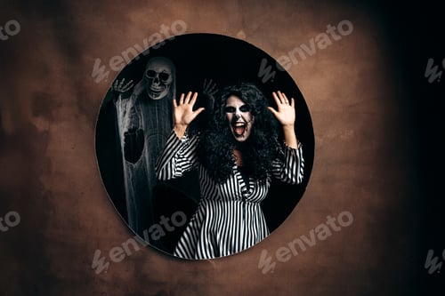 Vista previa: Woman posing in Halloween costume.