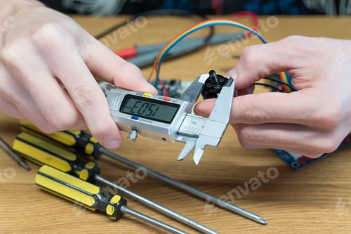 Preview: Technician engineer in workshop