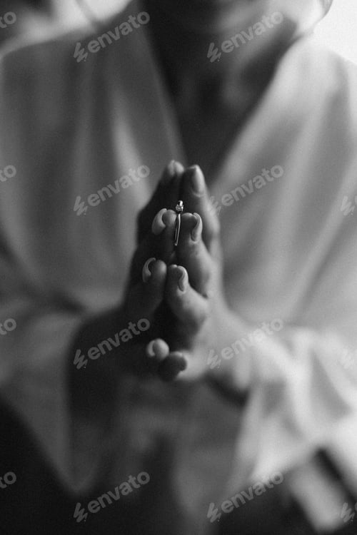Preview: Engagement ring on bride's finger.