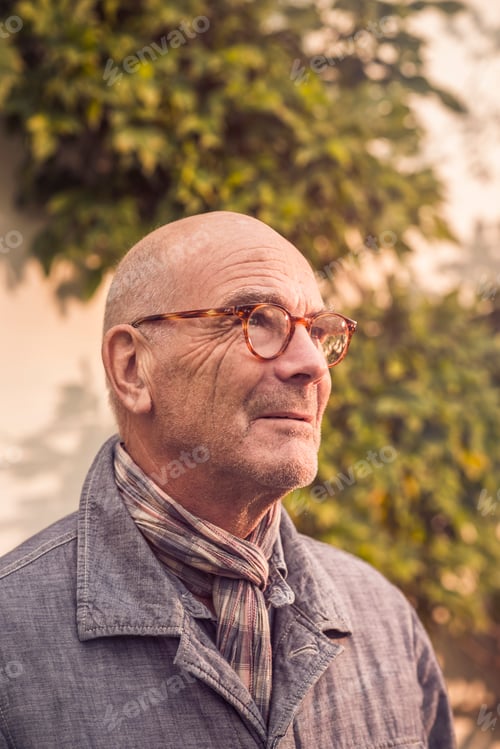 Preview: Portrait of senior man