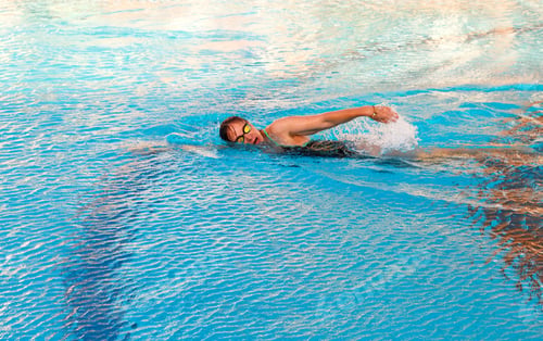 Preview: The girl swims in the pool in crawl style