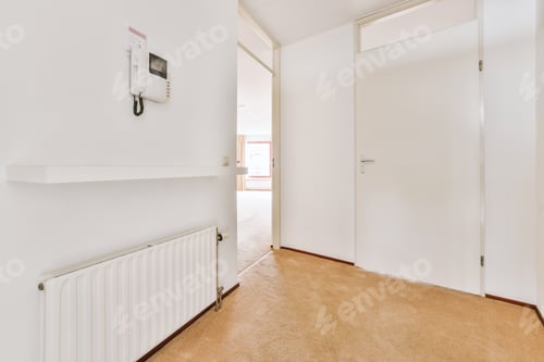 Preview: Spacious empty room
