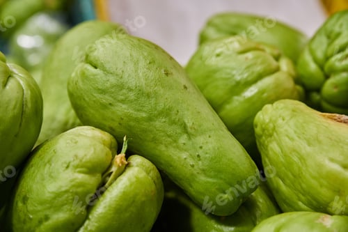 Preview: Frut placed on a shelf for sale at a market