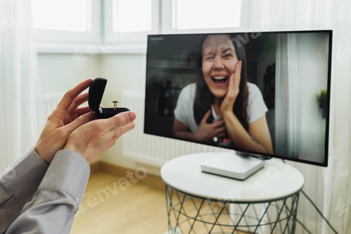 Preview: Man making marriage proposal to girlfriend online