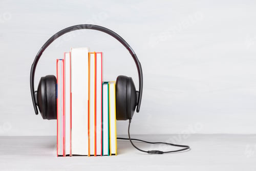 Aperçu: Group of books with the earphones. Audiobooks concept