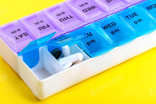 Preview: Pils in everyday container on yellow background