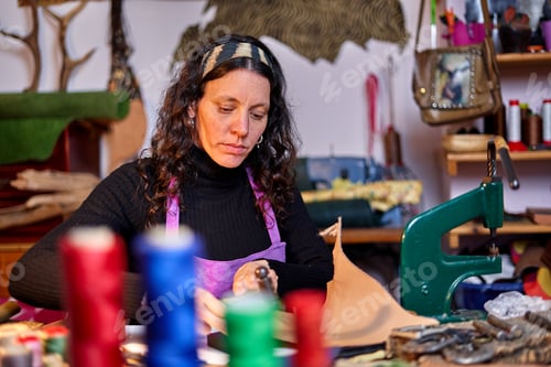 Preview: Craftswoman working leather