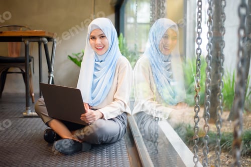 Preview: Muslim woman working