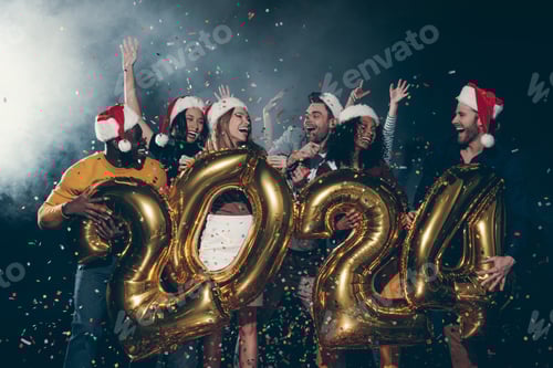 Visualização: Grupo de pessoas felizes em chapéus de Natal comemorando o Ano Novo de 2024