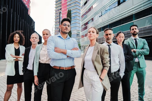 Visualização: Grande grupo de empresários de sucesso reunidos no espaço de trabalho e olhando para a câmera