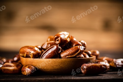 Preview: Ripe dates on a plate.