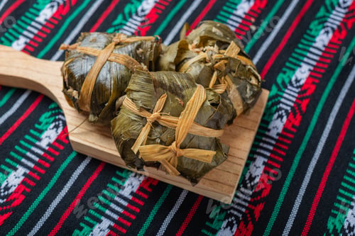 Preview: Ash tamales on a tablecloth with the colors of the Mexican flag.