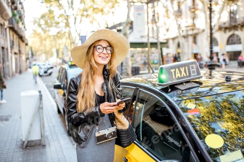 Preview: Woman traveling in Barcelona
