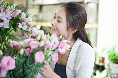 Preview: Young woman buying flowers