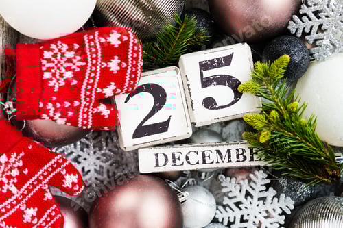 Visualização: Decorações de Natal e blocos de madeira com data de 25 de dezembro em