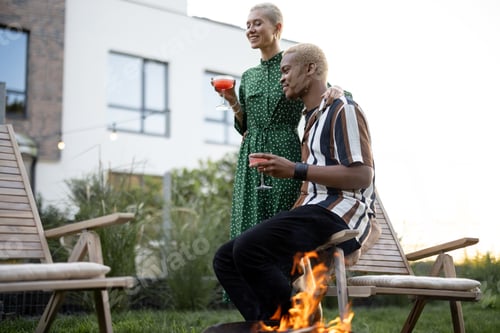 Preview: Young couple drinking cocktails at home party