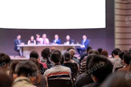 Visualização: Vista traseira da audiência na sala de conferências ou reunião do seminário