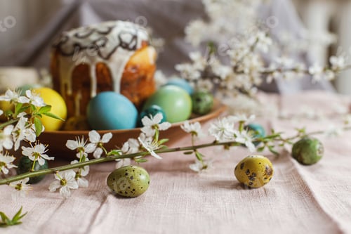 Preview: Happy Easter! Stylish natural dyed easter eggs on background of homemade easter