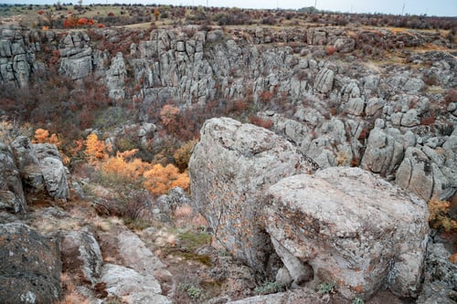 Vista previa: Aktovsky Canyon in Ukraine surrounded large stone boulders