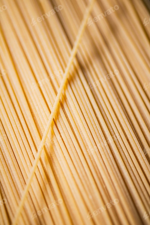 Aperçu: Spaghettis secs non préparés. Arrière-plan macro.