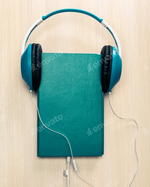 Aperçu: Audio books concept with old book and headphones