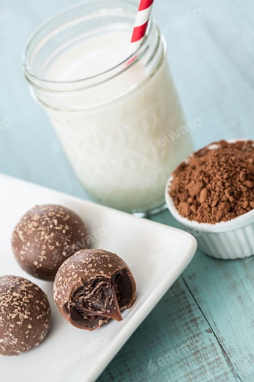 Preview: Chocolate Truffles With Cocoa Powder And Milk