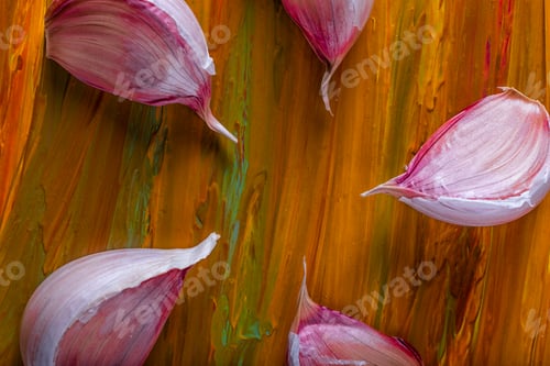 Preview: Garlic cloves on the surface yellow.
