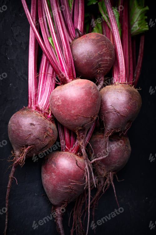 Preview: Raw beetroot bunch with leaves on dark surface