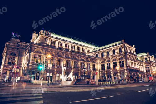 Preview: State Opera in Vienna Austria at night