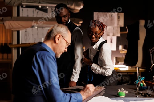 Preview: Suitmaker writing down measurements