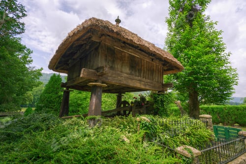 Preview: Old Elevated Granary to store Harvests safe from Rodents