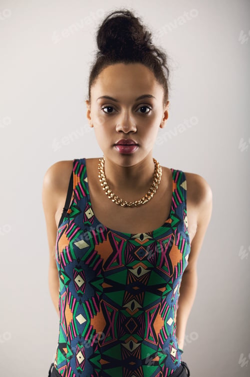 Preview: Attractive young woman in casual outfit looking at camera