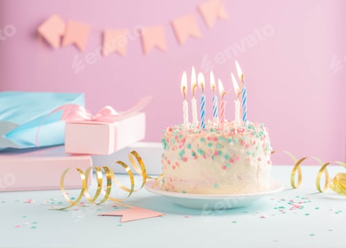 Visualização: Bolo festivo com velas no fundo da parede rosa festiva com presentes e bandeiras em serpentina