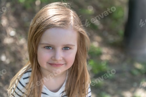Preview: little girl with long hair, closeup