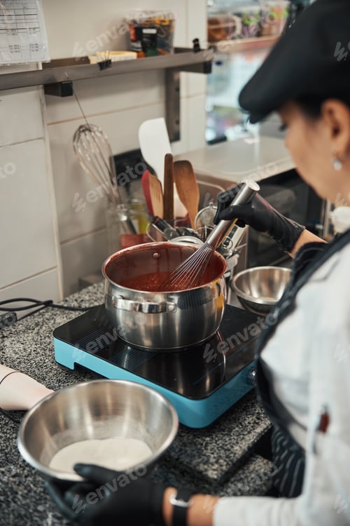 Preview: Concentrated pastry chef is creating scrumptuous sauce