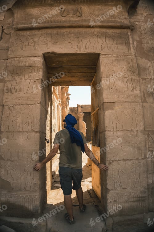 Preview: Portrait of a young man with a blue turban at the entrance to the Edfu Temple
