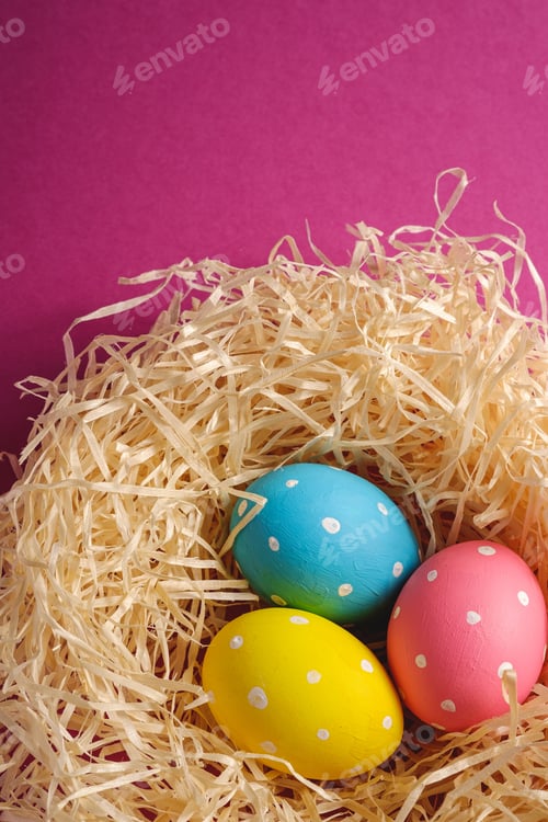 Preview: Colorful Easter Eggs with Wood Shavings