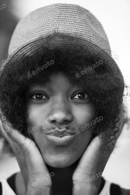Preview: Close up portrait of a beautiful young african american woman sm