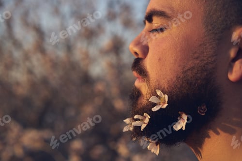 Vista previa: Hombre con flores en barba