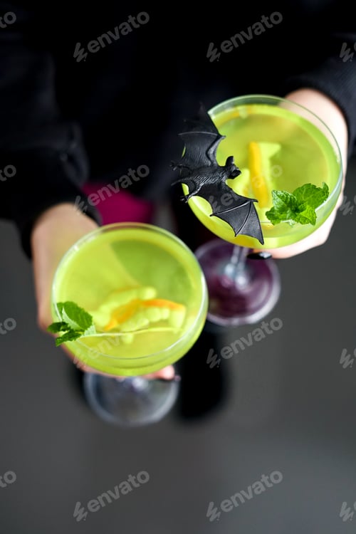 Preview: Halloween Cocktails Topped with Bat and Mint