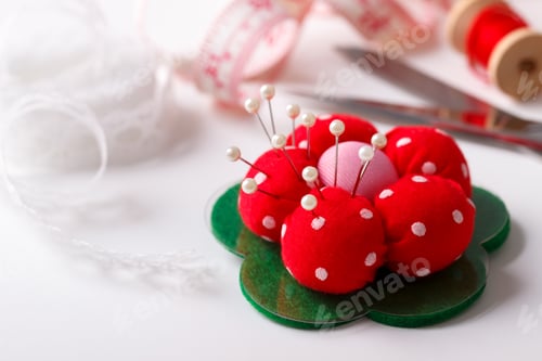 Preview: Needles and sewing tools