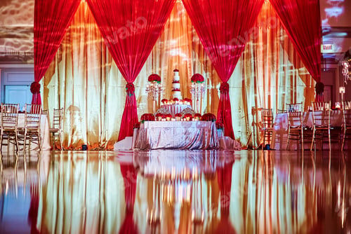 Preview: Elegant Wedding Reception Decor with Cake and Flowers