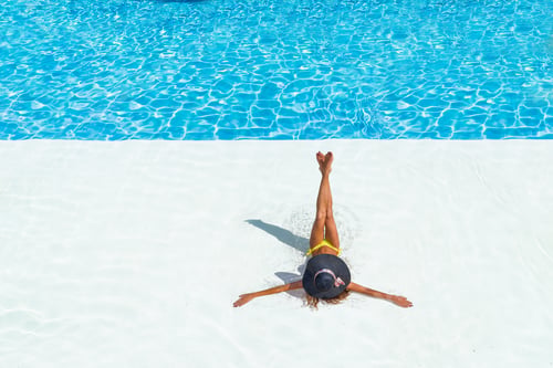 Preview: A girl is relaxing in a swimming pool