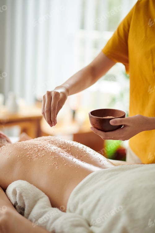 Preview: Masseuse Pinching Salt Scrub