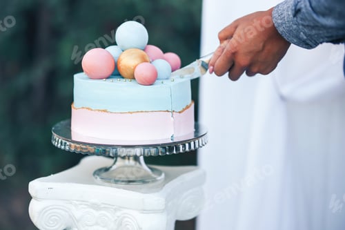 Preview: Two-tier cake is two-tone, the bottom of the cake is pink and the top is blue, the cake has