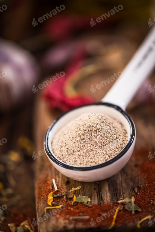 Vista previa: White pepper powder on spoon