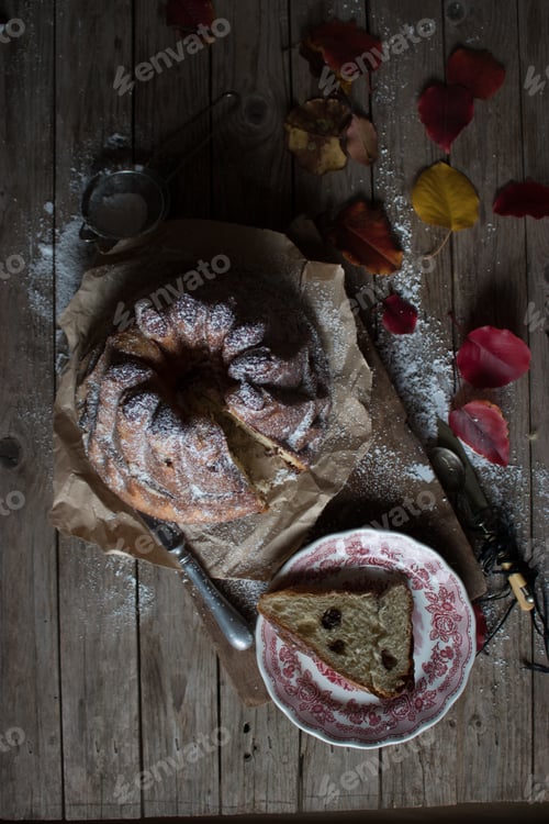 Preview: Autumn leaves near yummy Kugelhopf