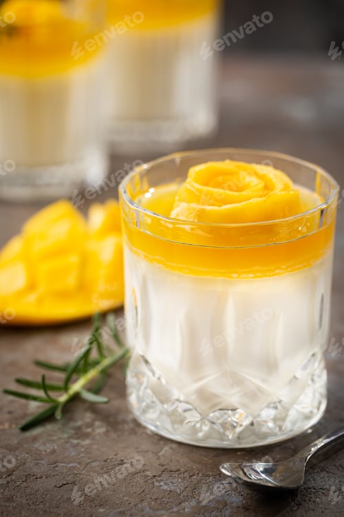 Preview: panna cotta with mango