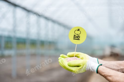 Preview: Holding mineral fertilizers