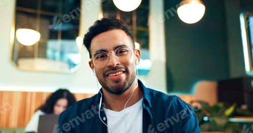 Aperçu: Un homme, un portrait et un sourire avec des lunettes au restaurant pour se détendre, travailler à distance ou réseauter avec Earpho